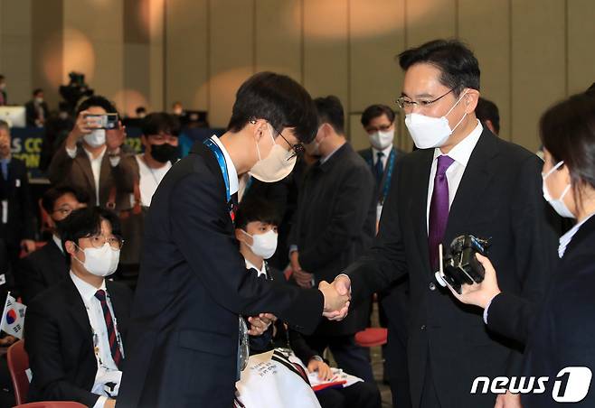 이재용 삼성전자 부회장이 17일 경기도 고양시 킨텍스에서 열린 2022 국제기능올림픽 특별대회 폐회식에서 한국 선수단을 격려하고 있다. (공동취재) 2022.10.17/뉴스1 ⓒ News1 이승배 기자