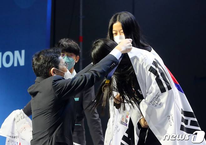 이재용 삼성전자 부회장이 17일 오후 경기도 고양시 킨텍스에서 열린 2022 국제기능올림픽 특별대회 폐막식에 참석해 사이버 보안 부문 이슬, 제갈지혜 선수에게 금메달을 걸어주고 있다. (공동취재) 2022.10.17/뉴스1 ⓒ News1 이승배 기자