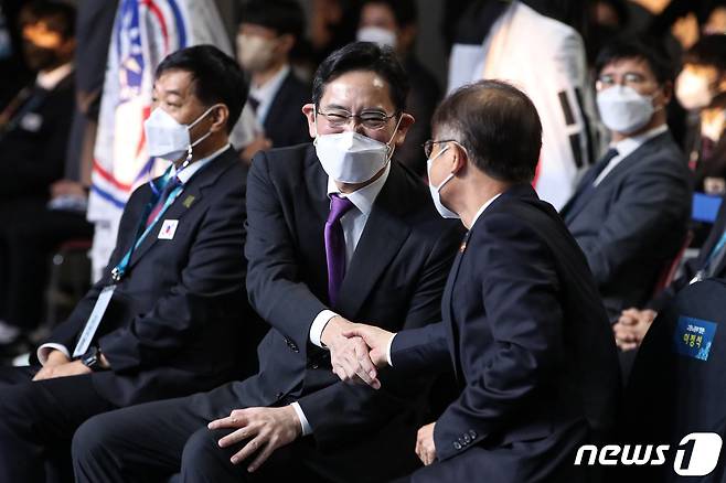 이재용 삼성전자 부회장이 17일 오후 경기도 고양시 킨텍스에서 열린 2022년 국제기능올림픽 특별대회 고양 폐회식에 참석해 이정식 고용노동부 장관과 악수하고 있다. 2022.10.17/뉴스1 ⓒ News1 이승배 기자