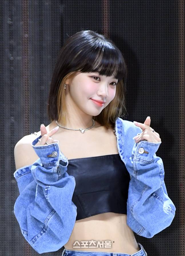 르세라핌(LE SSERAFIM)의 김채원이 17일 서울 연세대학교 백주년기념관에서 진행된 미니 2집  ‘안티프래자일(ANTIFRAGILE)’ 발매 기념 쇼케이스에서 취재진을 향해 포즈를 취하고 있다. 2022. 10. 17. 박진업기자 upandup@sportsseoul.com