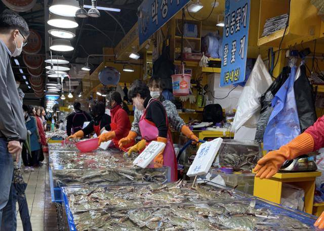 지난 10일 오전 인천 중구 연안부두 종합어시장의 꽃게들. 이환직 기자