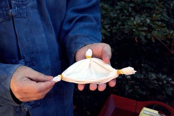 우리나라 전통 염색 기법인 교힐염은 천을 염액에 담그기 전 특정 부분을 실로 묶어서 염액이 스미는 걸 방지한다.