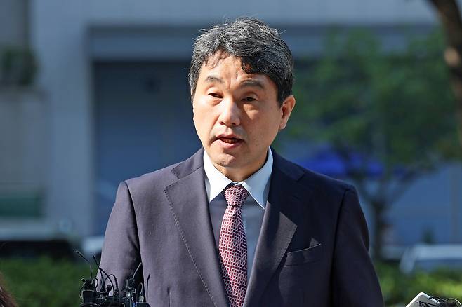 Education Minister nominee Lee Ju-ho speaks to the press on his way to the office in central Seoul on Sept. 28. (Yonhap)