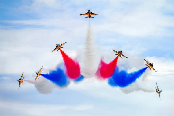 국내 전투기 곡예비행단의 대표 격인 블랙이글스 전투기 에어쇼. [사진 제공 = 사천에어쇼 추진위원회]