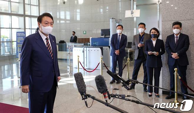 윤석열 대통령이 17일 오전 용산 대통령실에서 취재진과 출근길 문답(도어스테핑)을 하고 있다. /사진=뉴스1