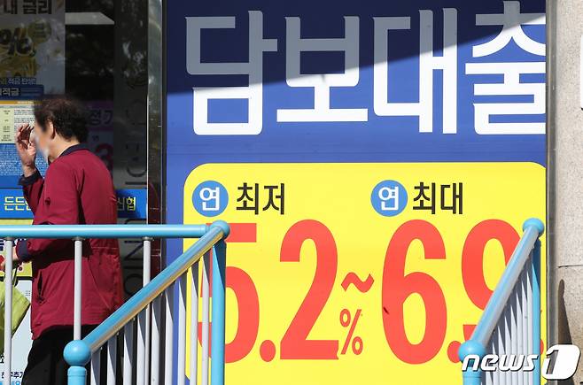 (수원=뉴스1) 임세영 기자 = 한국은행 금융통화위원회가 12일 빅스텝(기준금리 0.50%p 인상)에 이어 연내 추가 인상이 유력해짐에 따라 은행권 대출금리 상승세도 이어질 예정이다. 한은이 남은 금통위에서 추가 빅스텝을 단행할 경우 주택담보대출 금리는 연내 8%에 근접할 것으로 전망된다. 특히 서민의 자금줄인 신용대출의 경우 5%대 상품이 조만간 시장에서 자취를 감출 것으로 보인다. 시장의 전망대로 한은이 추가 빅스텝에 나설 경우 고정형 주택담보대출 금리는 연내 8%에 근접할 것으로 보인다. 한은이 기준금리를 인상하면 은행권 예·적금 금리도 올라가는 만큼, 변동형 주택담보대출 역시 8%에 가까워질 전망이다. 사진은 12일 오후 경기도 수원시의 한 은행에 담보대출 금리 현수막이 게시돼 있다. 2022.10.12/뉴스1  Copyright (C) 뉴스1. All rights reserved. 무단 전재 및 재배포 금지.