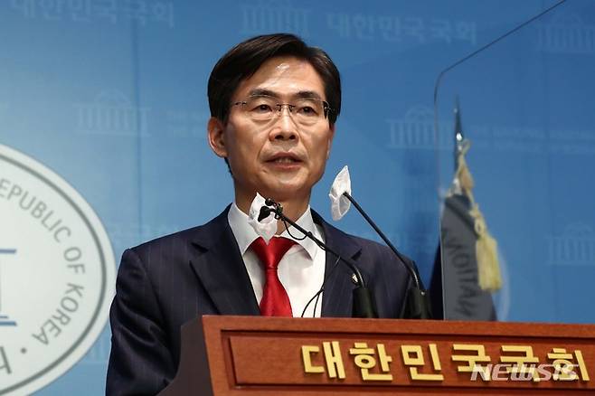 [서울=뉴시스] 고범준 기자 = 조경태 국민의힘 의원이 지난 16일 서울 여의도 국회 소통관에서 기자회견을 열고 북한의 무력 도발에 맞서 자체 핵 개발 추진을 촉구하고 있다. (공동취재사진) 2022.10.16. photo@newsis.com