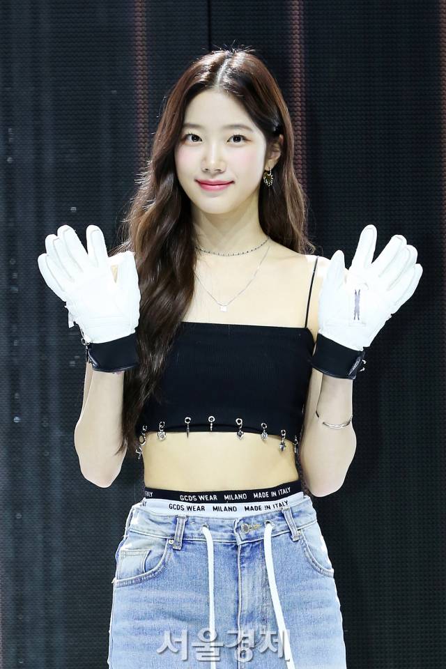 그룹 르세라핌 카즈하가 17일 오후 서울 서대문구 연세대학교 백주년기념관 콘서트홀에서 열린 미니 2집 '안티프래자일(ANTIFRAGILE)' 쇼케이스에서 포즈를 취하고 있다. / 사진=김규빈 인턴기자