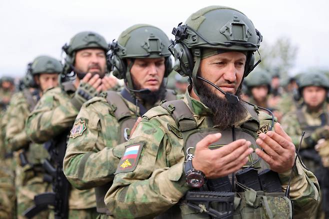 러시아 체첸공화국 수도 그로즈니 인근 칸칼라 군사기지에서 15일(현지 시각) 군인들이 일렬로 줄지어 있다. ⓒ타스연합