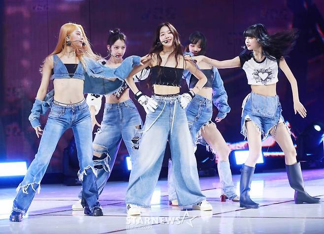 걸그룹 르세라핌(LE SSERAFIM)이 17일 오후 서울 연세대학교 백주년기념관에서 진행된 미니 2집 '안티프래자일'(ANTIFRAGILE) 발매기념 쇼케이스에서 신곡을 선보이고 있다. 이번 앨범에는 타이틀곡 'ANTIFRAGILE'을 비롯해 'The Hydra;, 'Impurities', 'No Celestial', 'Good Parts(When the quality is bad but I am)' 등 5곡이 수록됐다. /2022.10.17 /사진=이동훈 기자 photoguy@