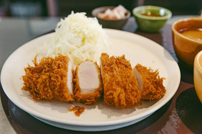 점심 메뉴가 고민이라면 돈카츠 식당으로 가자. 사진은 카츠바이콘반의 로스카츠