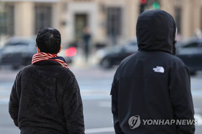 서울 종로구 광화문역 인근에서 시민들이 신호를 기다리고 있다. [연합뉴스 자료사진]