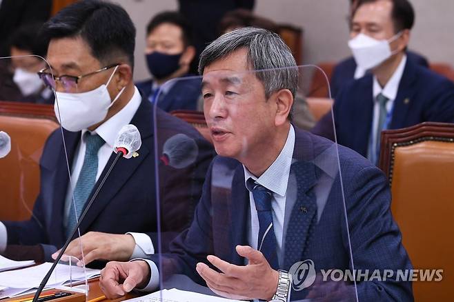 정기환 한국마사회 회장 국감 답변 (서울=연합뉴스) 이정훈 기자 = 정기환 한국마사회 회장이 17일 국회 농림축산식품해양수산위원회에서 열린 한국마사회, 한국농어촌공사 등에 대한 국정감사에서 의원질의에 답변하고 있다. 2022.10.17 [국회사진기자단] uwg806@yna.co.kr