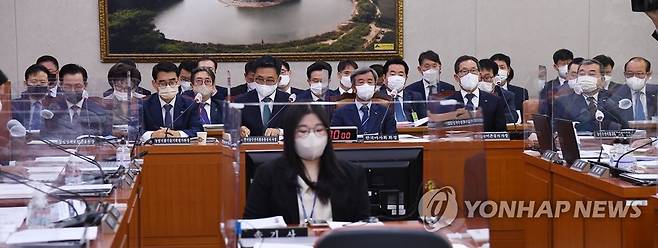 국해 농해수위, 한국마사회·한국농어촌공사 국정감사 (서울=연합뉴스) 이정훈 기자 = 17일 오전 국회 농림축산식품해양수산위원회에서 한국마사회, 한국농어촌공사 등에 대한 국정감사가 열리고 있다. 
    앞줄 왼쪽부터 민연태 농업정책보험금융원 원장, 노수현 농림식품기술기획평가원 원장, 김춘진 한국농수산식품유통공사 사장, 정기환 한국마사회 회장, 이병호 한국농어촌공사 사장, 이종순 농림수산식품교육문화정보원 원장, 김영재 한국식품산업클러스터진흥원 이사장. 2022.10.17 [국회사진기자단] uwg806@yna.co.kr