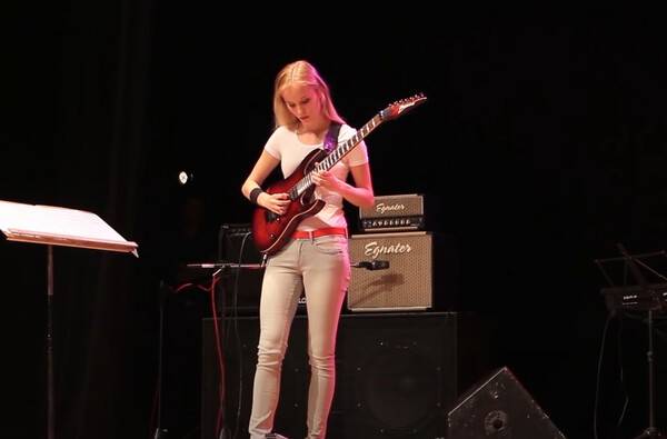 로라 레이스가 'cannon rock'을 연주하고 있다.&nbsp;이 커버는 무려 90만 개의 "좋아요"를 받았다. 프로와 아마추어를 통틀어 유튜브 기타론 역대급 반응이다.&nbsp;