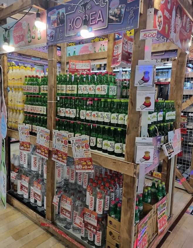 시부야역 할인 잡화점 '메가 돈키'에서 판매하는 한국 과일소주. 한국에는 없는 맛도 많다./도쿄=이민아 기자