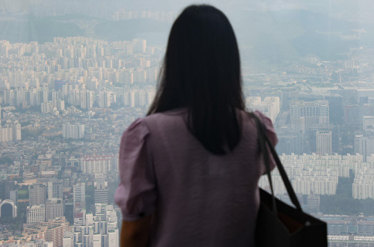 서울 송파구 서울스카이 전망대에서 바라본 강남, 송파 일대 아파트 모습.<연합뉴스>