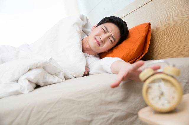 알람을 듣고 한 번에 깨지 못하는 사람일수록, 늦게 자고, 늦게 깨며, 더 적게 걷는 등 건강에 안 좋은 습관을 많이 가지고 있는 것으로 밝혀졌다./사진=클립아트코리아