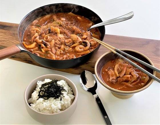 칼칼한 양념에 낙지와 곱창, 새우가 듬뿍 들어있는 낙곱새. 사진 이정웅