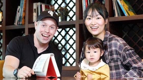 미국에서 거주하다 4년 만에 방한한 올리버 샨 그랜트(올리버쌤ㆍ왼쪽))가 12일 서울 여의도 메리어트 호텔에서 한국인 부인 정다운 씨와 그의 자녀 체리 양이 함께 포즈를 취하고 있다. 김상선 기자