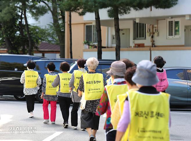 지난 9월1일 서울 노원구 상계동 상계주공7단지 공터에서 할머니 10여명이 ‘바르게 걷기’를 참가해 아파트 사잇길을 걷고 있다. 화요일과 목요일 오전은 같은 아파트에 사는 고령층이 모여 함께 단지를 걷는다. 운동하고 이웃과 만나 소통하는 날이다. 강윤중 기자