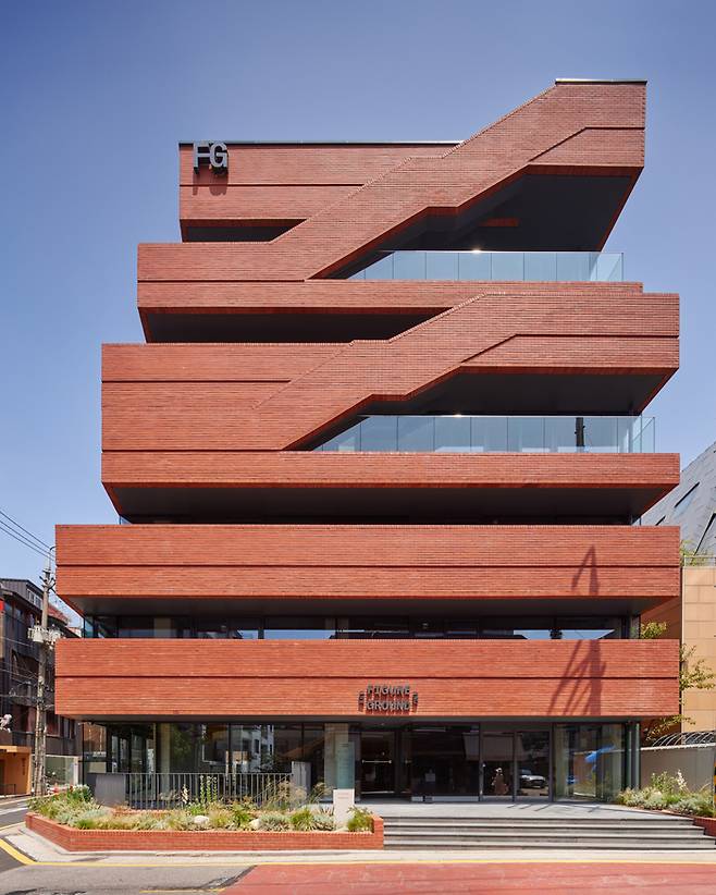 도심 속 획일적 분위기를 환기시키는 서울 가로수길의 ‘피겨앤그라운드’(건축가 전숙희). 사진 노경. 오픈하우스서울 제공