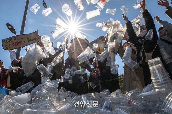 서울환경연합 등 시민단체 회원들이 18일 서울 용산구 전쟁기념관 앞에서 열린 ‘일회용 컵 보증금제 무력화하는 윤석열 정부 규탄 기자회견’에서 일회용 컵 보증금제 시행을 촉구하는 퍼포먼스를 하고 있다. /성동훈 기자