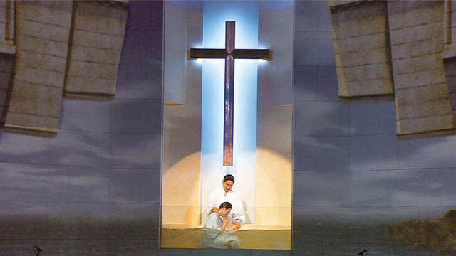 국명호 목사가 지난해 서울 여의도 교회 예배당 십자가 아래 침례탕에서 침례식을 거행하고 있다.   여의도침례교회 제공