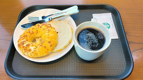 스타벅스 아메리카노와 치즈 베이글.