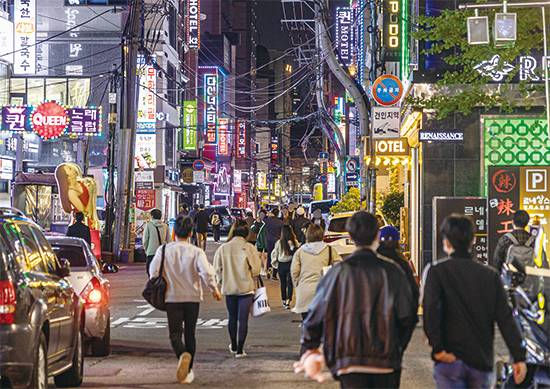 신림역 르네상스쇼핑몰 이면도로 상권은 각종 주점과 노래방, 숙박업소가 위치한 유흥 상권이다.