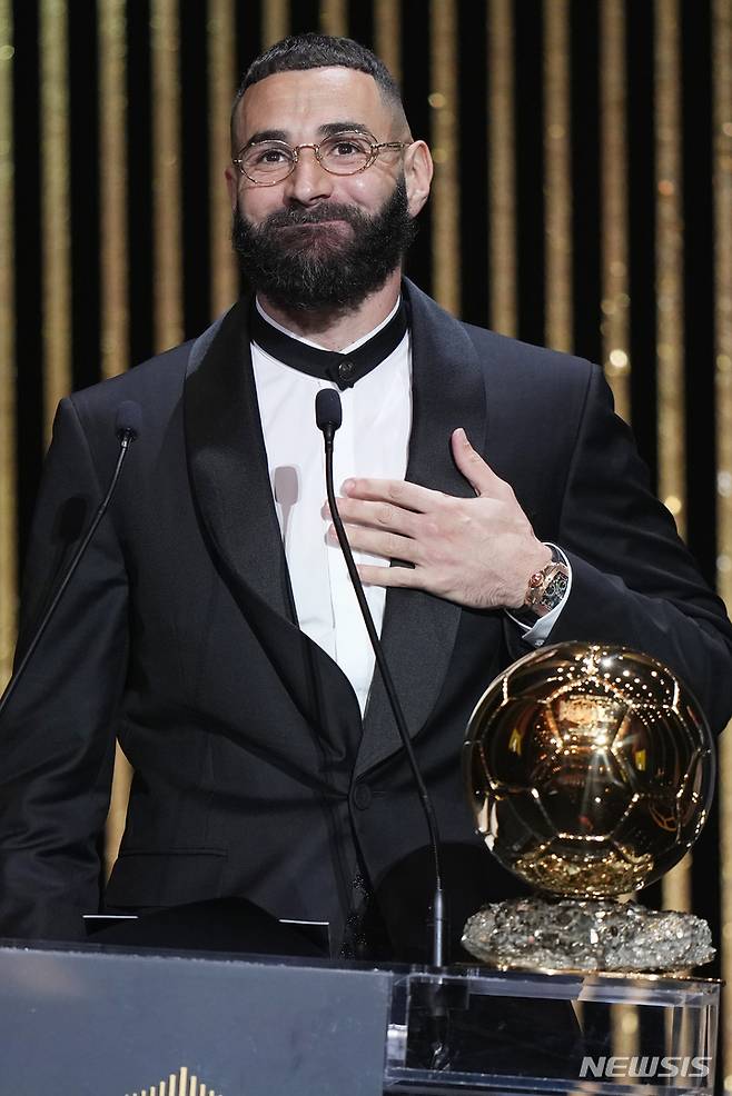 [파리=AP/뉴시스] 카림 벤제마(레알 마드리드)가 17일(현지시간) 프랑스 파리의 샤텔레 극장에서 열린 제66회 발롱도르 시상식에서 남자 발롱도르 트로피를 받고 소감을 말하고 있다. 벤제마는 지난 시즌 라리가 32경기 27골 12도움으로 리그 득점왕, 챔피언스리그에서도 12경기 15골로 득점왕을 차지했다. 2022.10.18.