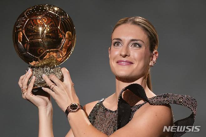 [파리=AP/뉴시스] 알렉시아 푸테야스(FC 바르셀로나)가 17일(현지시간) 프랑스 파리의 샤텔레 극장에서 열린 제66회 발롱도르 시상식에서 여자 발롱도르 트로피를 받고 포즈를 취하고 있다. 푸테야스는 2년 연속 이 상을 받았다. 2022.10.18.