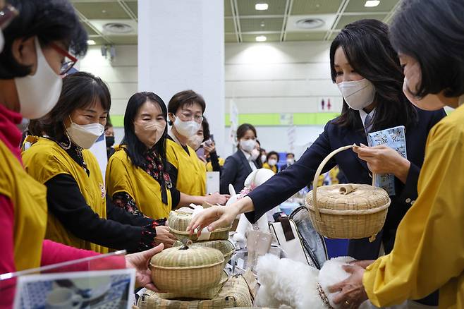 [서울=뉴시스] 윤석열 대통령 부인 김건희 여사가 18일 오전 서울 강남구 코엑스에서 열린 대한적십자사 바자행사에서 부스를 둘러보고 있다. (사진=대통령실 제공) 2022.10.18. photo@newsis.com *재판매 및 DB 금지