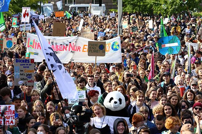 9월23일(현지 시각) 독일 수도 베를린에서 기후변화 대응을 촉구하는 ‘미래를 위한 금요일’(Fridays for Future) 시위가 벌어지고 있다.ⓒREUTERS
