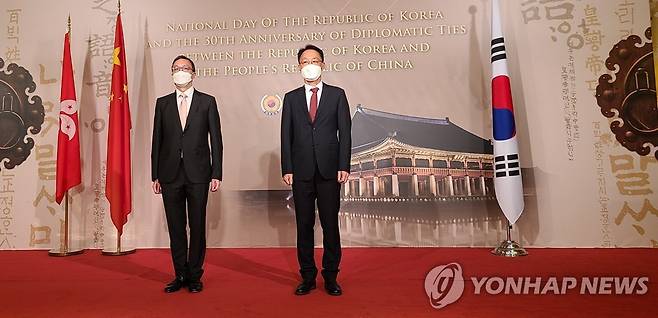 2022년 홍콩 한국 국경일 행사 [촬영 윤고은]
18일 홍콩 콘래드호텔에서 열린 한국 국경일 행사에서 폴 람(왼쪽) 홍콩 법무장관과 백용천 홍콩 주재 한국총영사가 포즈를 취한 모습.