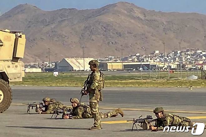 16일(현지시간) 아프가니스탄 정권 붕괴 후 미군들이 카불 공항에서 경비를 하고 있다. ⓒ AFP=뉴스1 ⓒ News1 우동명 기자