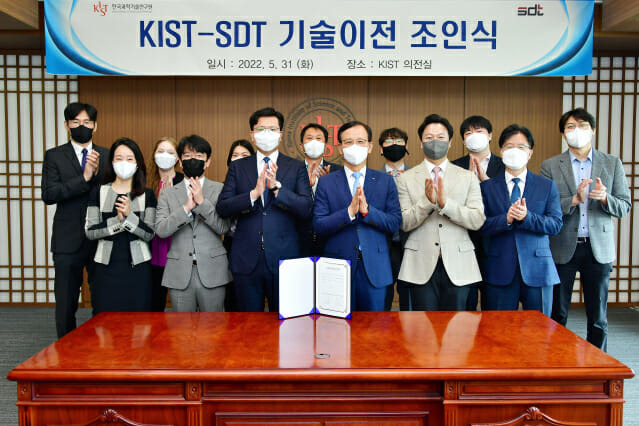 윤지원 SDT 대표(앞줄 왼쪽 세 번째)와 윤석진 KIST 원장(앞줄 왼족 네 번째)이 기술이전 조인서에 서명한 후 참석자들과 기념촬영을 하고 있다.(자료=KIST)