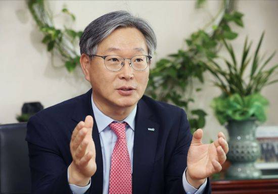 홍순욱 한국거래소 코스닥시장본부장(부이사장)이 18일 거래소 사무실에서 아시아경제 기자와 만나 '코스닥 글로벌 세그먼트'에 대해 설명하고 있다. 사진제공 한국거래소