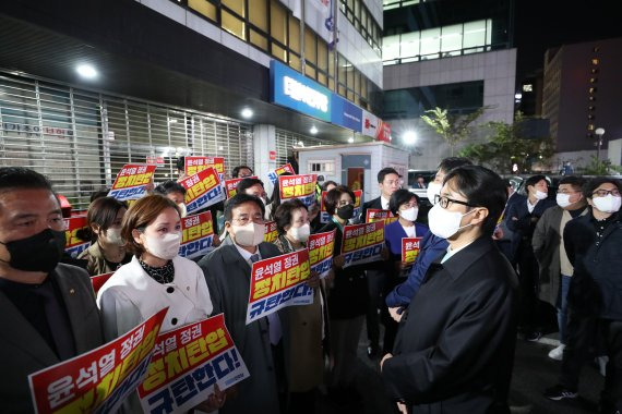 더불어민주당 의원들이 19일 서울 여의도 중앙당사 앞에서 민주연구원 압수수색에 나선 검찰 관계자들과 대치하고 있다. (공동취재) 2022.10.19/뉴스1 /