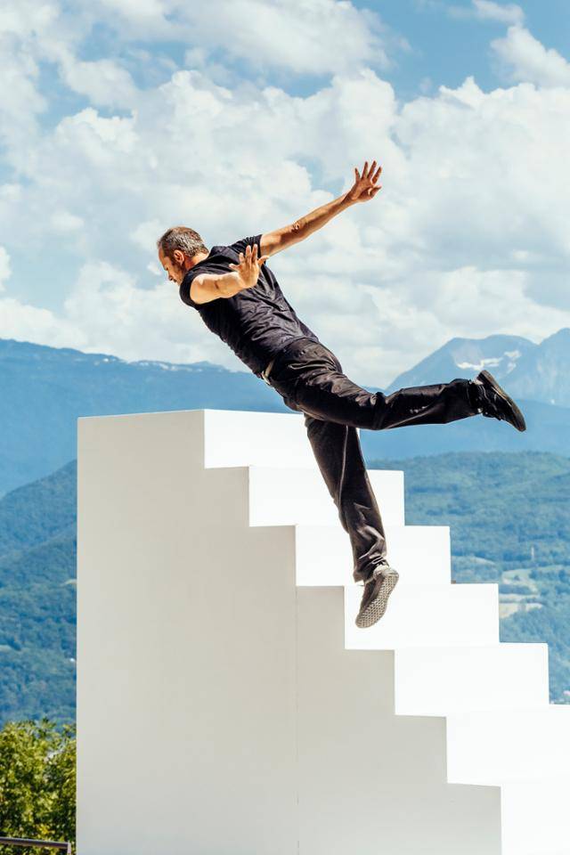 요안 부르주아는 '푸가/트램펄린'에서 트램펄린 점프를 활용해 공중에 떠 있는 듯한 장면을 연출해낸다. LG아트센터 서울 제공