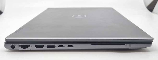 전문가용 제품 답게 2개의 썬더볼트4 포트와 스마트 카드 리더를 갖췄다