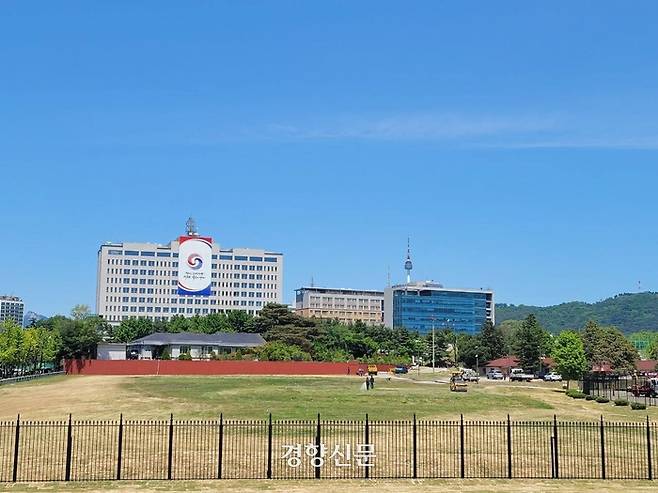 서울 용산 대통령실 청사 전면부에 설치된 검은색 철제형 울타리. 기존 국방부의 청사 경계시설 보강공사 계획에 따르면 ‘블럭담장’ 형태여야 했지만, 대통령실 청사가 이전된 이후 철제형 울타리 모형으로 공사 계획 상에 변경이 생겼다. 김병주 더불어민주당 의원실 제공.