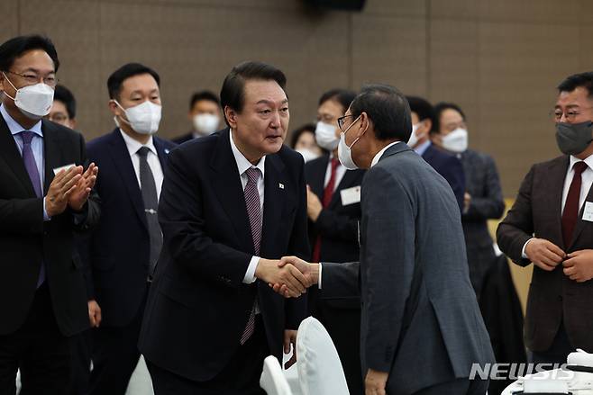 [서울=뉴시스] 윤석열 대통령이 19일 서울 용산 국방컨벤션센터에서 열린 국민의힘 원외당협위원장 초청 오찬에서 정유섭 인천부평갑 당협위원장과 악수하고 있다. (사진=대통령실 제공) 2022.10.19. photo@newsis.com *재판매 및 DB 금지