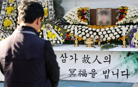 17일 오후 경기도 평택시 SPC 계열 SPL 제빵공장에서 지난 15일 소스 교반기계에 끼여 숨진 20대 근로자 A씨 추모제가 열리고 있다. 2022.10.17 연합뉴스