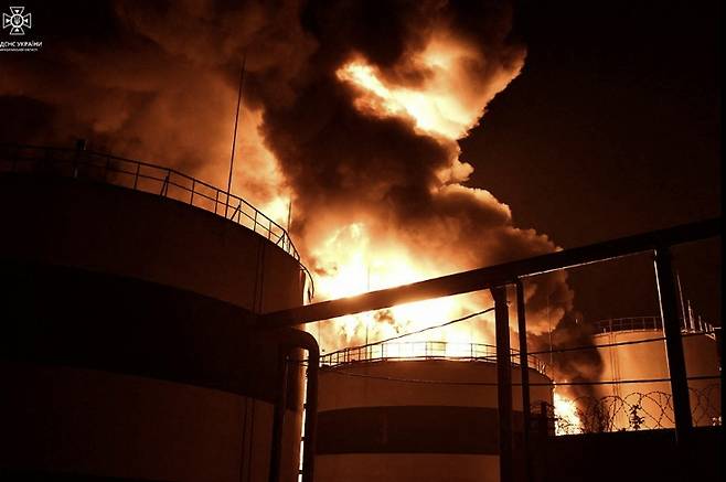 17일(이하 현지시간) 러시아의 자폭 드론이 남부 항구도시 미콜라이우의 해바라기유 탱크를 공격하면서 대규모 기름 유출이 발생했다. 로이터 연합뉴스