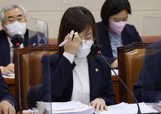 백경란 질병관리청장이 19일 오전 국회 보건복지위원회에서 열린 보건복지부, 질병관리청, 식품의약품안전처에 대한 국정감사에서 의원질의를 듣고 있다.(사진=국회사진기자단/연합뉴스)