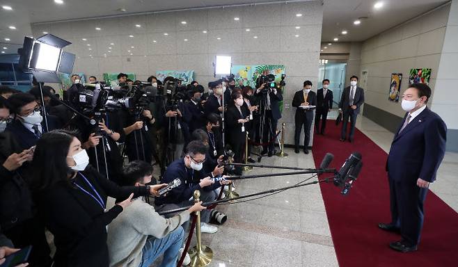 윤석열 대통령이 20일 오전 서울 용산 대통령실 청사로 출근해 현안 관련 발언을 하고 있다. (사진=연합뉴스)