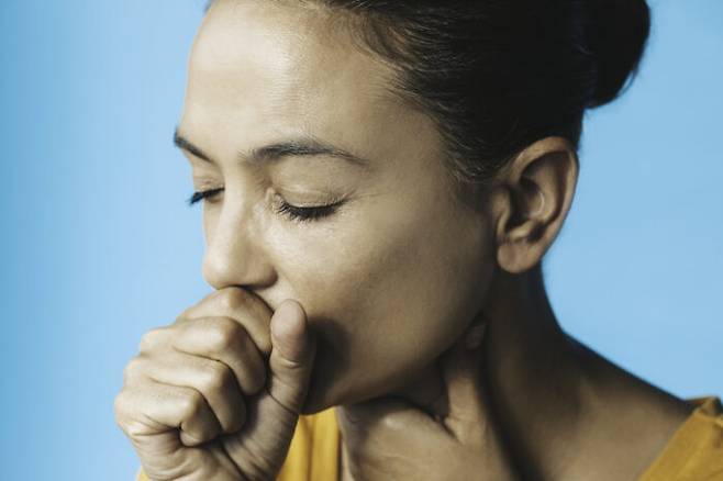 목구멍이 아플 때는 소금물 가글이나 생강차가 완화에 도움이 된다. [사진=게티이미지뱅크]