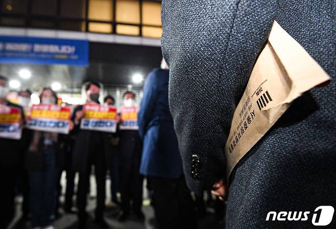 더불어민주당 의원 및 당직자들이 19일 서울 여의도 중앙당사 앞에서 민주연구원 압수수색에 나선 검찰 관계자들과 대치하고 있다. (공동취재) 2022.10.19/뉴스1 ⓒ News1 이재명 기자