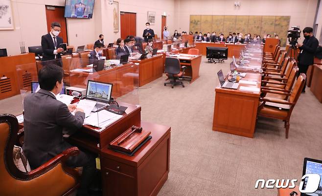 더불어민주당이 검찰의 서울 여의도 중앙당사 압수수색 시도에 반발, 국정감사 전면 중단을 선언한 19일 서울 여의도 국회에서 열린 문화체육관광위원회의 사행산업통합감독위원회 등에 대한 국정감사가 민주당 의원들의 불참으로 파행되고 있다. 2022.10.19/뉴스1 ⓒ News1 허경 기자